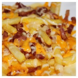 Patatas Fritas con Queso y Bacon